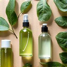 Produits de nettoyage écologiques utilisés sur une table en bois naturel